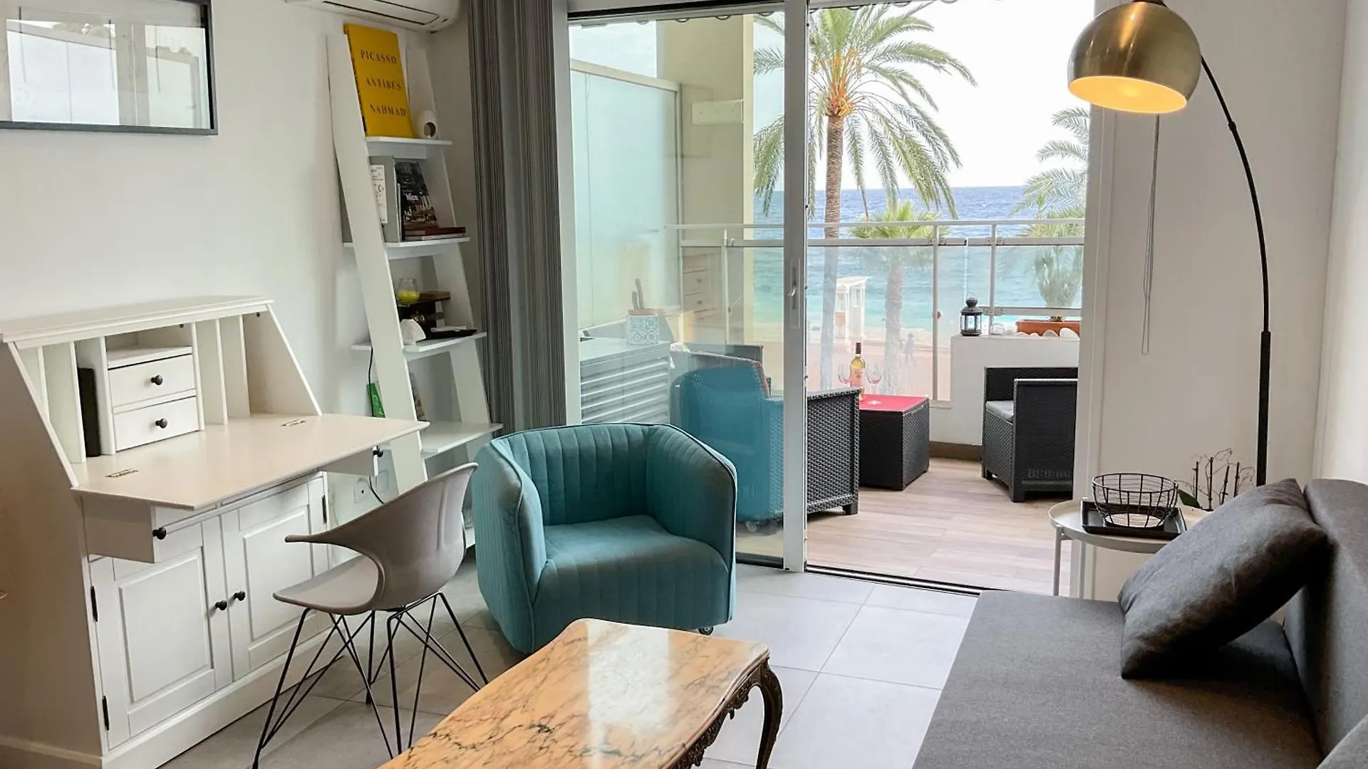 La Prom 2 - A Two Bedroom Apartment With A Sea View location